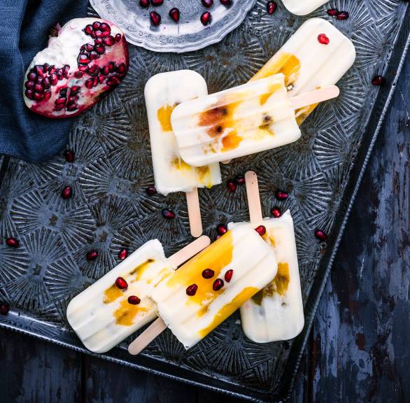 Fruchtiges Mascarponeeis am Stiel