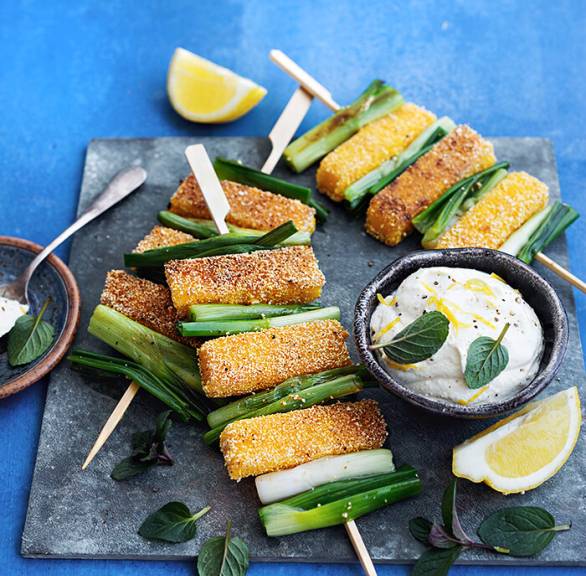 Frühlingszwiebel- Polenta-Spieße mit  Zitronendip und Minze