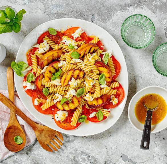 Fusilli-Caprese-Salat mit gegrillten Nektarinen