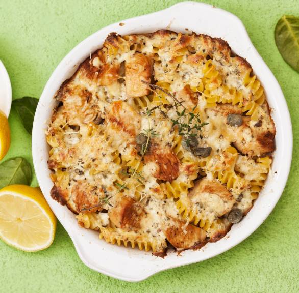 Auflauf mit Hähnchen und Nudeln von oben in einer runden Auflaufform