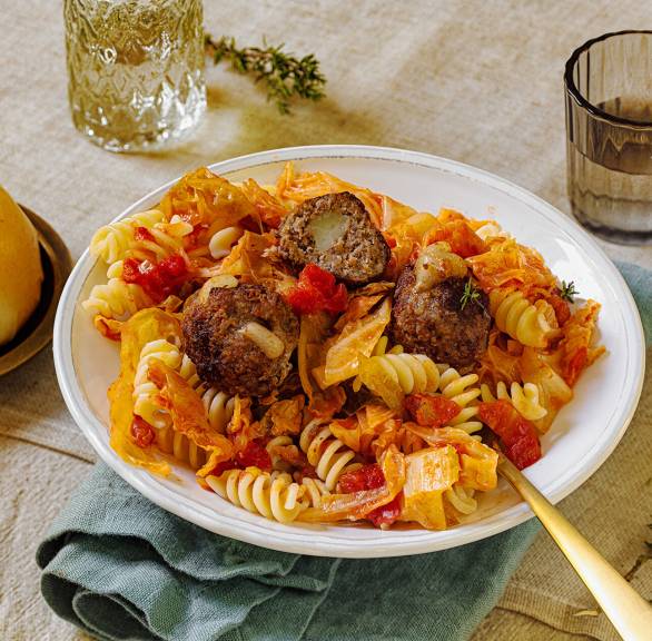 Fusilloni mit Scamorza-Hackbällchen und Wirsing