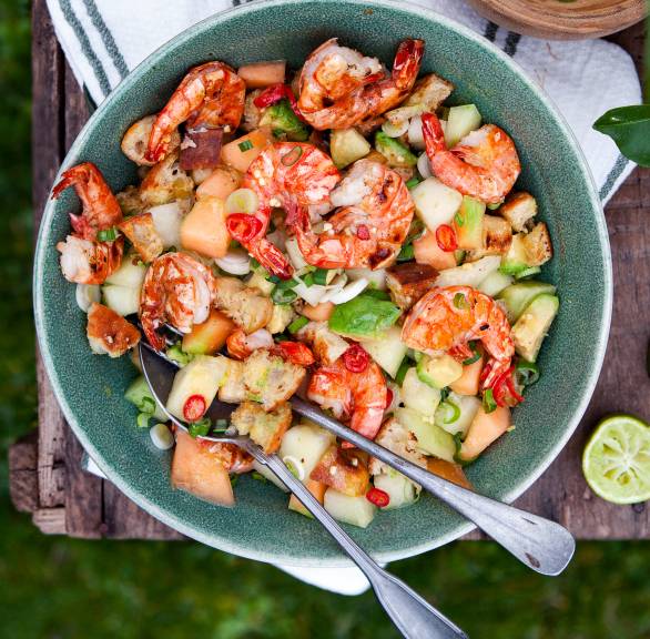 Panzanella italienischer Brotsalat aus Ciabatta, Melonen, Avocado und Garnelen in einer Salatschüssel von oben