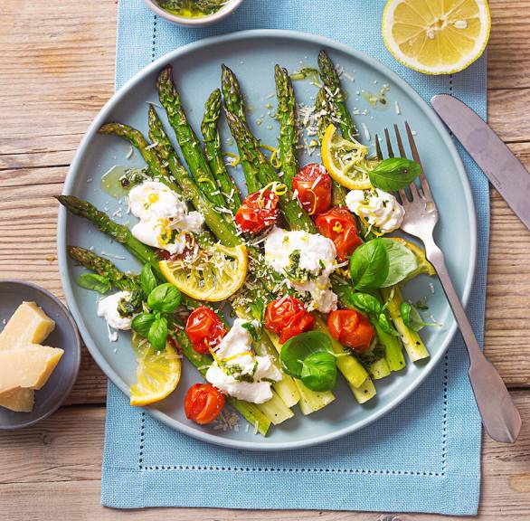 Grüner Spargel aus dem Ofen getoppt von Burrata und Kirschtomaten