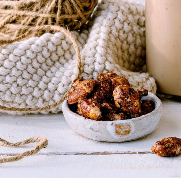Selbst gemachte gebrannte Mandeln in einer Keramikschale auf einem Tisch