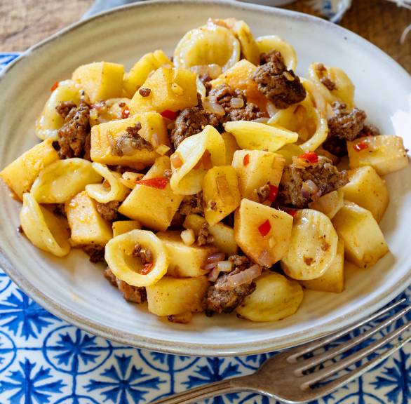 Nudelpfanne aus Orechiette, Lammhackfleisch und Quitten in einem tiefen Teller