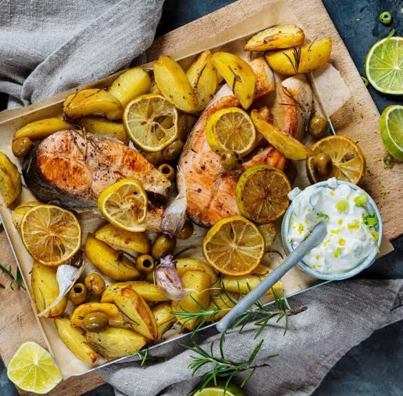 Gebratenes Lachssteak mit Rosmarinkartoffeln und Limettendip