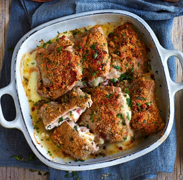 Cordon Bleu Stücke in einer Auflaufform auf einem Tisch