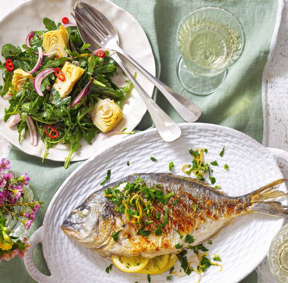 Gegrillte Dorade mit Artischocken-Rucola-Salat