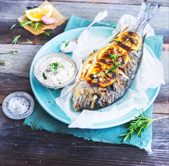 Gegrillte Dorade mit Thymian-Knoblauchdip