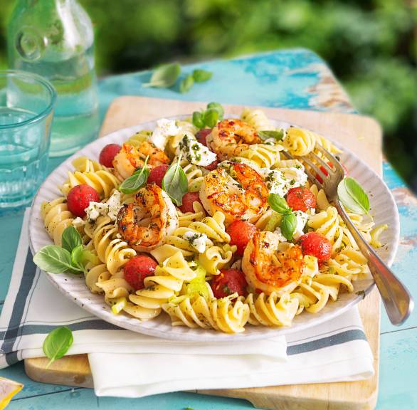 Gegrillte Garnelen auf Fusilloni-Wassermelonen-Salat