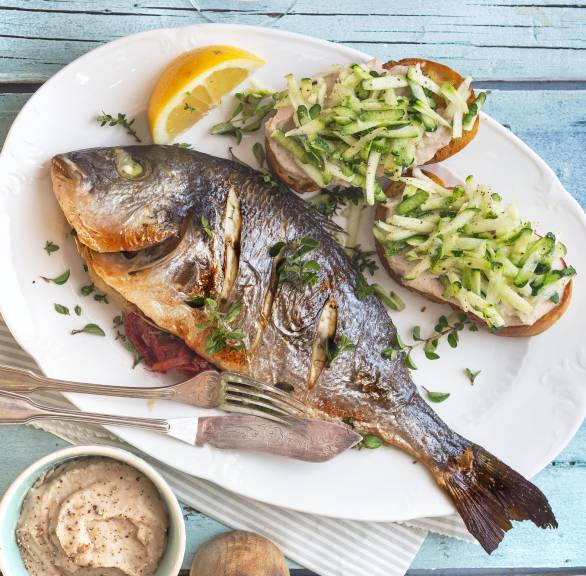 Gegrillte Kräuter-Dorade mit geröstetem Ciabatta