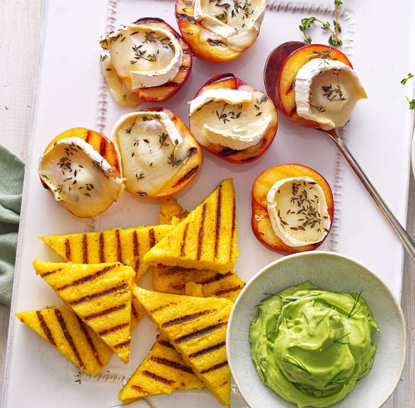 Gegrillte Nektarinen und Polentaecken mit Avocadocreme