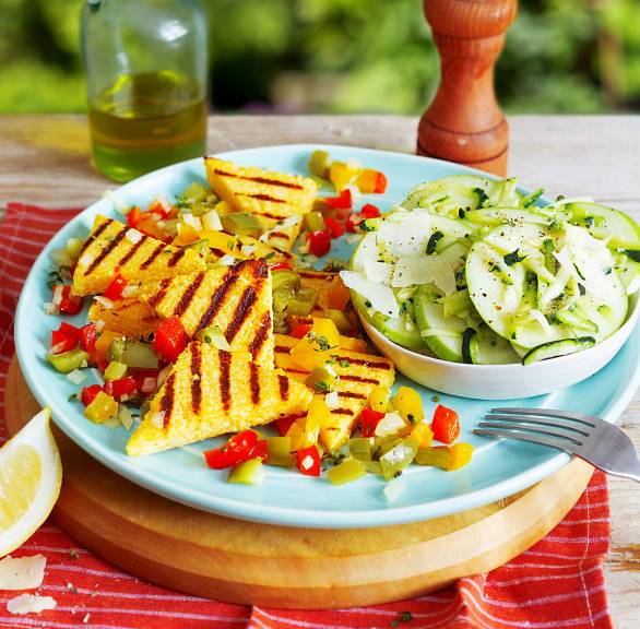 Gegrillte Polentaecken mit Paprikawürfeln und Zucchinisalat