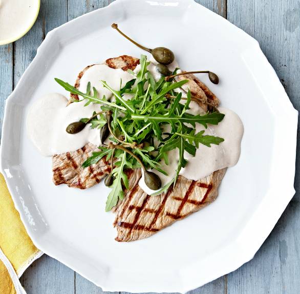 Gegrillte Kalbsschnitzel getoppt von Vitello tonnato Thunfischsauce, Kapernäpfeln und Rucola