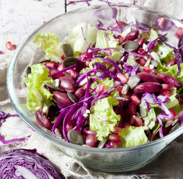 Gemischter Salat mit Rotkohl und Granatapfel