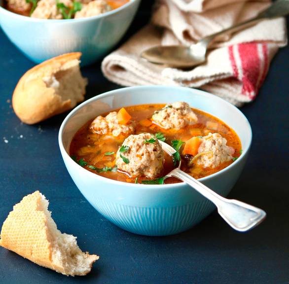 Selbst gekochter Gemüseeintopf mit Kalbs-Hackbällchen-Einlage in zwei Suppenschalen auf einem Tisch