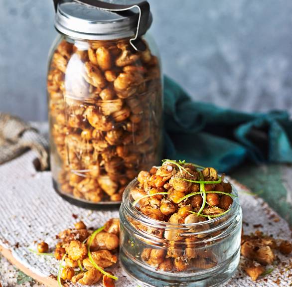 Selbstgemachte geröstete Kichererbsen in zwei Schraubgläsern auf einem Tisch
