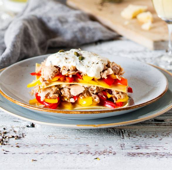 Pastasalat geschichtet wie eine Lasagne mit Thunfisch und Paprika, Creme fraiche und Kapern on top