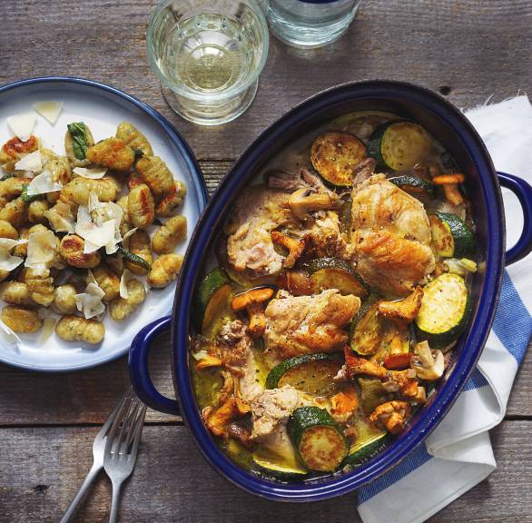 Geschmortes Zitronen-Kaninchen mit  Zucchini-Pilz-Gemüse und Salbeignocchi
