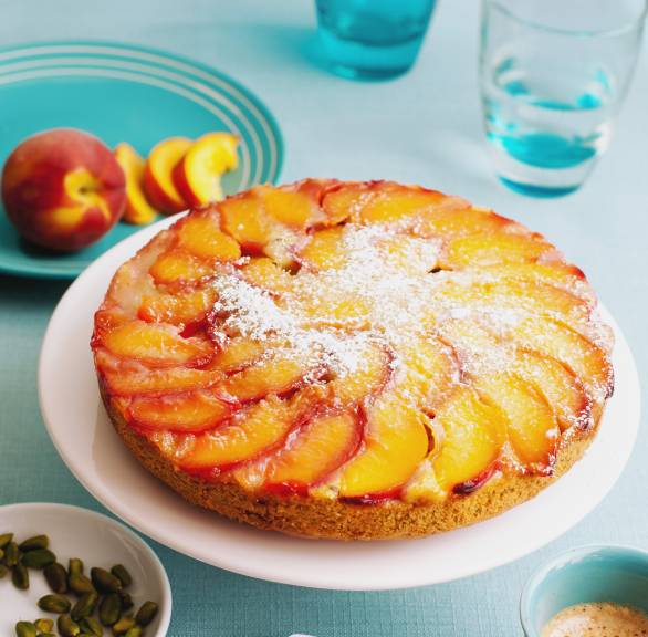 Gestürzter Pfirsichkuchen mit Pistazien