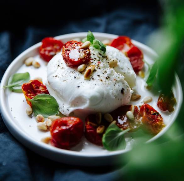 Getrocknete Ofentomaten mit Burrata