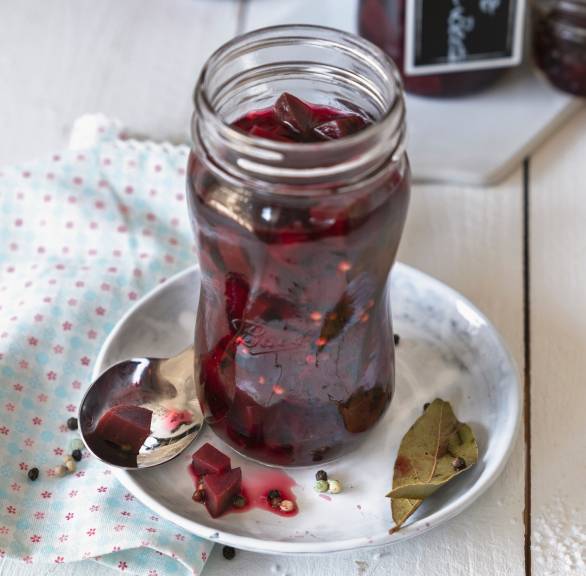 Eingelegte Rote Bete in zwei Weckgläsern auf einem Holztisch