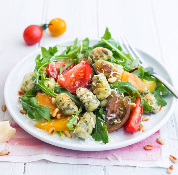 Lauwarme Gnocchipfanne mit Tomaten, Rucola und Pinienkernen
