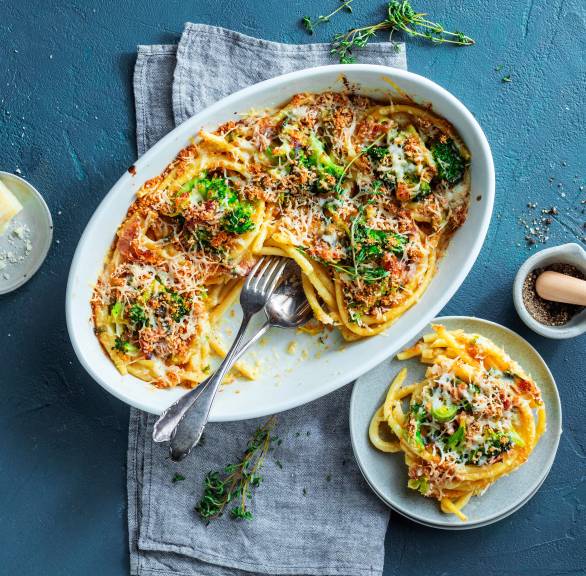Gratinierte Makkaroninester mit Gemüse-Parmesansoße