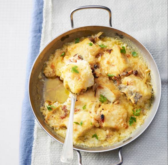 Gratinierter Stockfisch in einer ofenfeste Pfanne auf eine Tisch