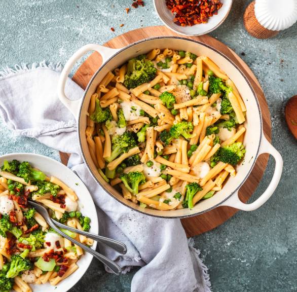 Grüne One-Pot-Pasta mit Pancetta und Mozzarella