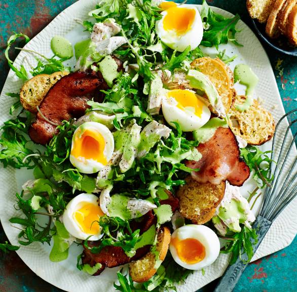 Grünkohl-Caesar Salad mit Hähnchen, Pancetta & Pesto-Dressing