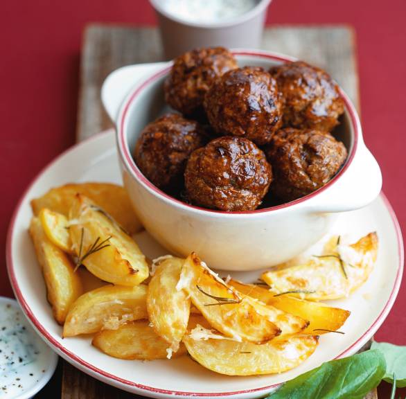Hackbällchen mit Parmesankartoffeln und Basilikum-Joghurtdip