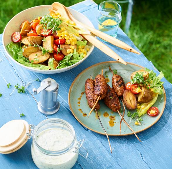 Gegrillte Hackspieße mit Kartoffelsalat und Knoblauchmayonnaise