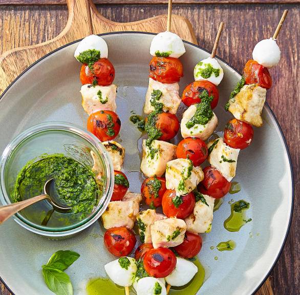 Hähnchen-Caprese-Spieße