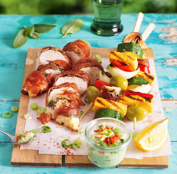 Hähnchenbrust im Schinkenmantel mit Gemüse-Polenta-Spießen