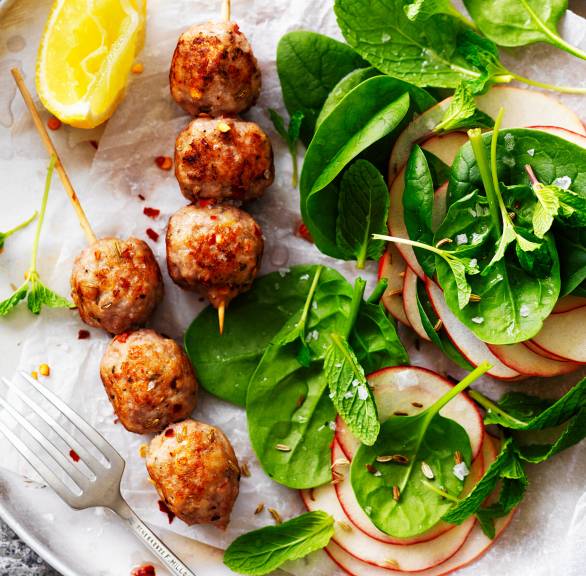 Hähnchenhackbällchenspieße mit Spinat-Apfel-Salat