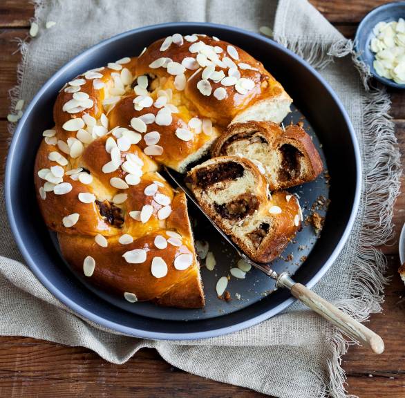 Hefekranz mit Schokolade und Amaretto