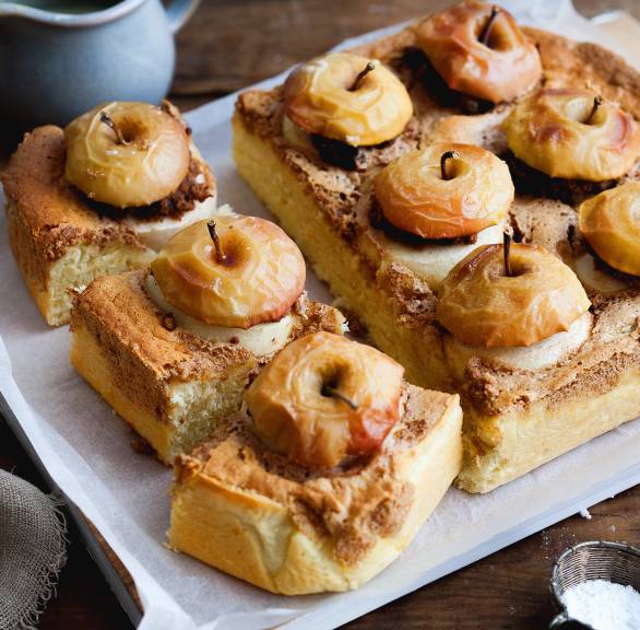 Hefekuchen mit gefüllten Äpfeln