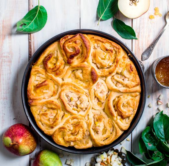 Hefeschneckenkuchen mit Marzipan und Birnen