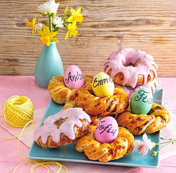 Zweierlei Mini-Osterkränze auf einem österlich dekorierten Tisch