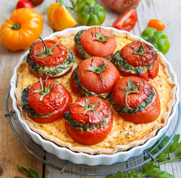 Herzhafter Kuchen mit gefüllten Tomaten