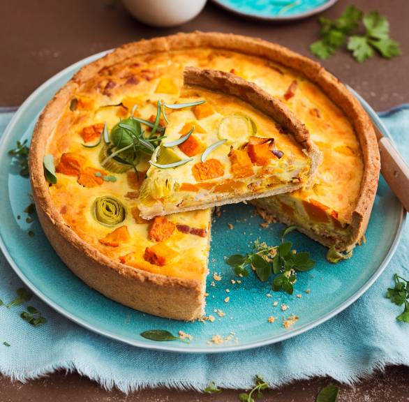 Herzhafter Kürbiskuchen angeschnitten auf einem Teller