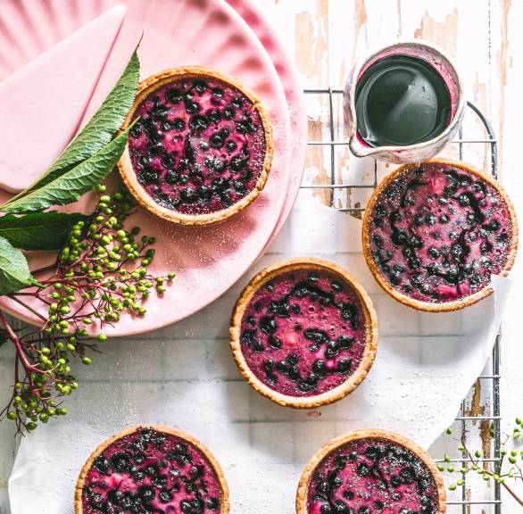 Holunderbeer-Käsekuchen-Tartelettes