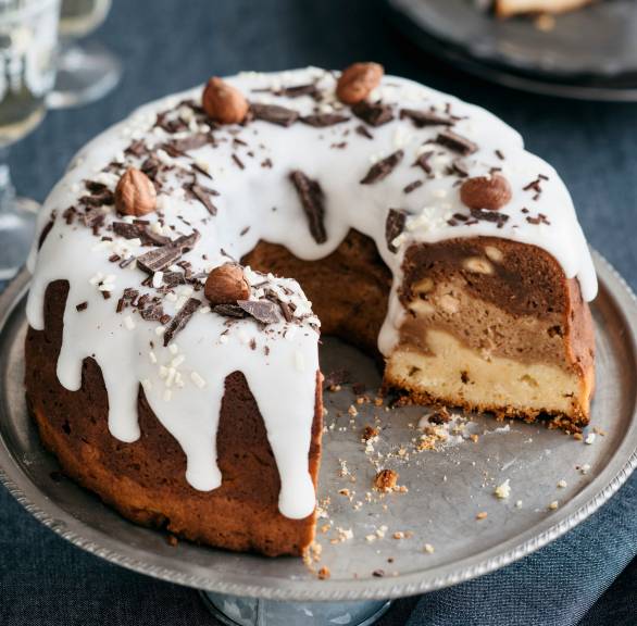 Italienischer Apfel-Gugelhupf mit dreierlei Schokolade