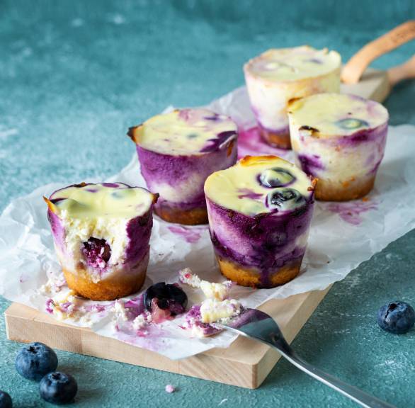 Low-Carb-Käsekuchenmuffins mit Blaubeeren