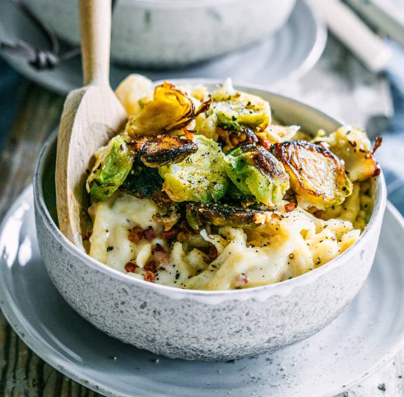 Käsespätzle mit Rosenkohl-Käse-Chips
