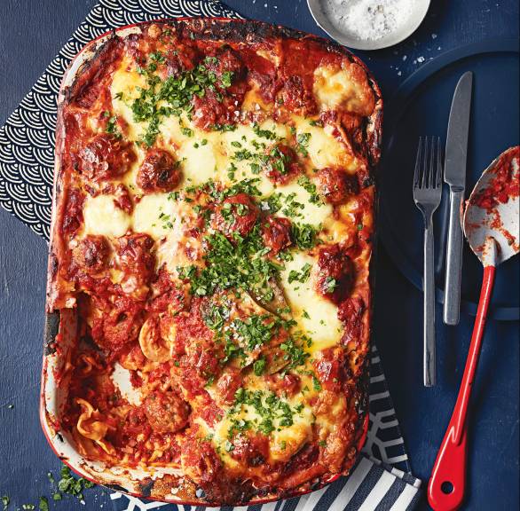 Kalabrische Lasagne mit drei Fleischsorten im Ganzen in einer Auflaufform von oben auf einem Tisch