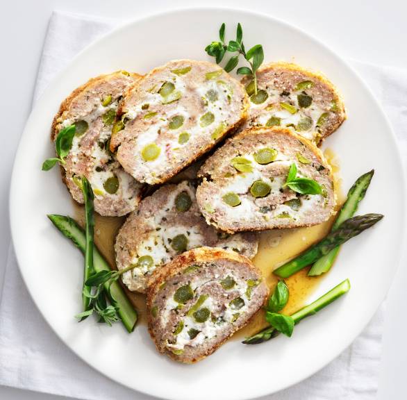 Kalbshackbraten mit Spargel-Ricotta-Füllung und Bohnen in Scheiben geschnitten, angerichtet mit Spargelsitzen und Sauce