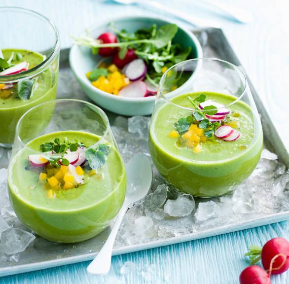 Kalte Rucolasuppe mit buntem Gemüse