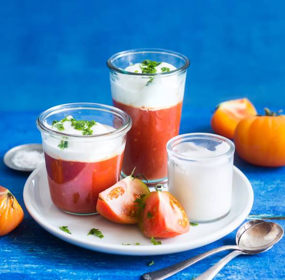 Kalte Tomatensuppe mit Meerrettich-Milchschaumhaube